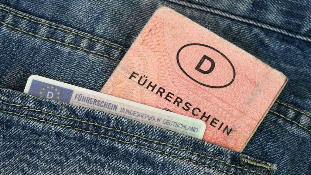 Führerscheinkontrolle im Fuhrpark, Hose mit Führerscheinen in der Tasche